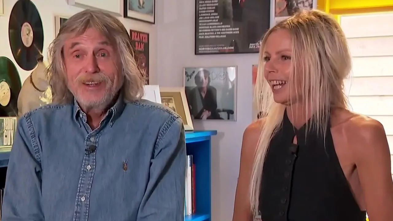 AJ Plug vertelt over rol van privéchauffeur voor Johan Derksen: ‘Hij valt meestal snel in slaap’