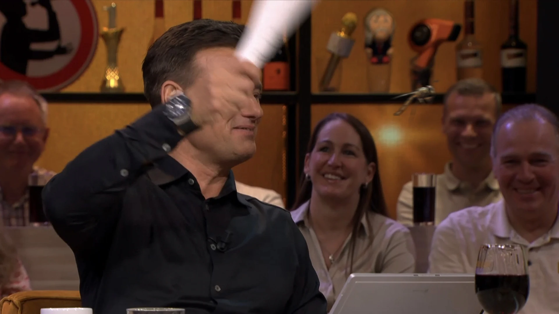 Strontvlieg ontregelt uitzending Vandaag Inside: 'Hij zit nu op je hoofd!'