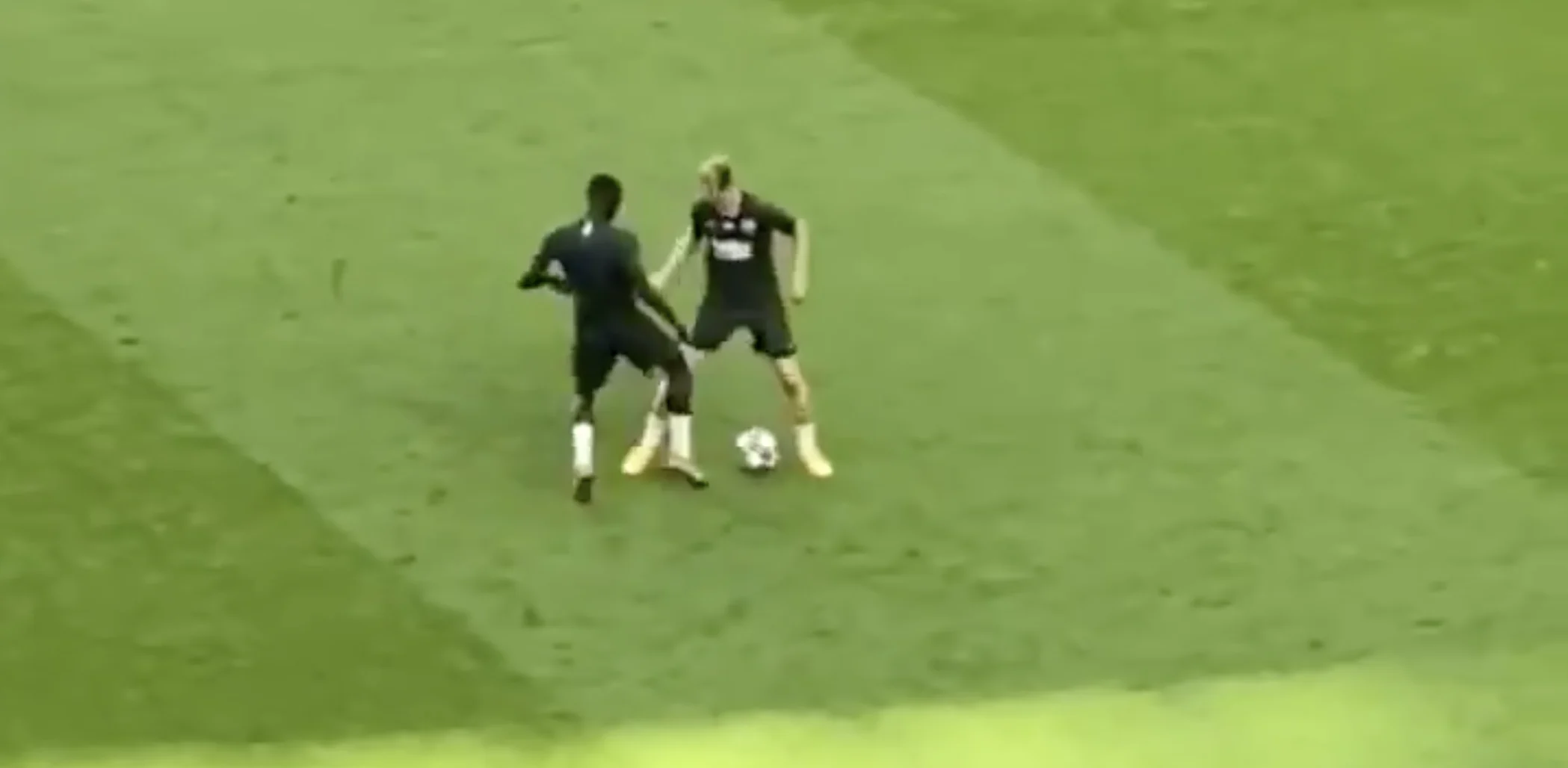 Frenkie de Jong zet Dembélé compleet voor schut 🔥