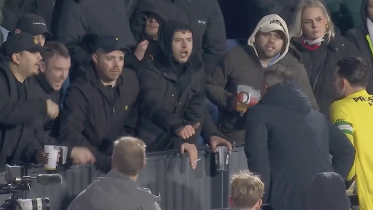 Van Persie en Bijlow in gesprek met woedende Feyenoord-supporters na uitschakeling in beker