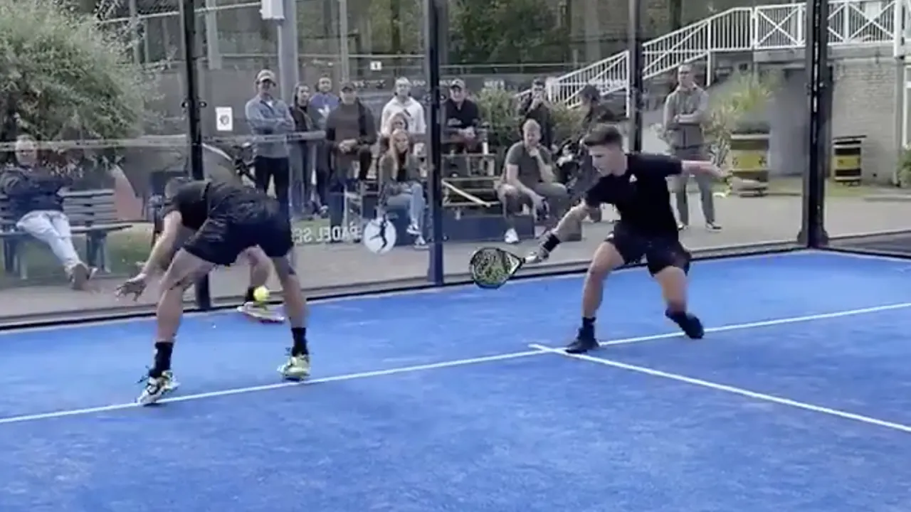 Van Persie laat klasse zien met fenomenale bal op padeltoernooi