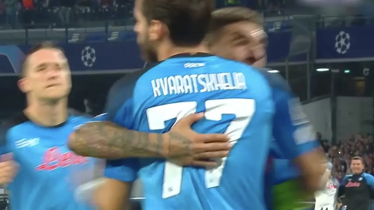 Videogoal: Kvaratskhelia schiet Ajax weer ruimer op achterstand in Napels