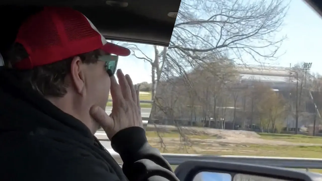 Frank Lammers passeert Johan Cruijff ArenA op weg naar PSV-huldiging: 'Jongens, blijven trainen!'