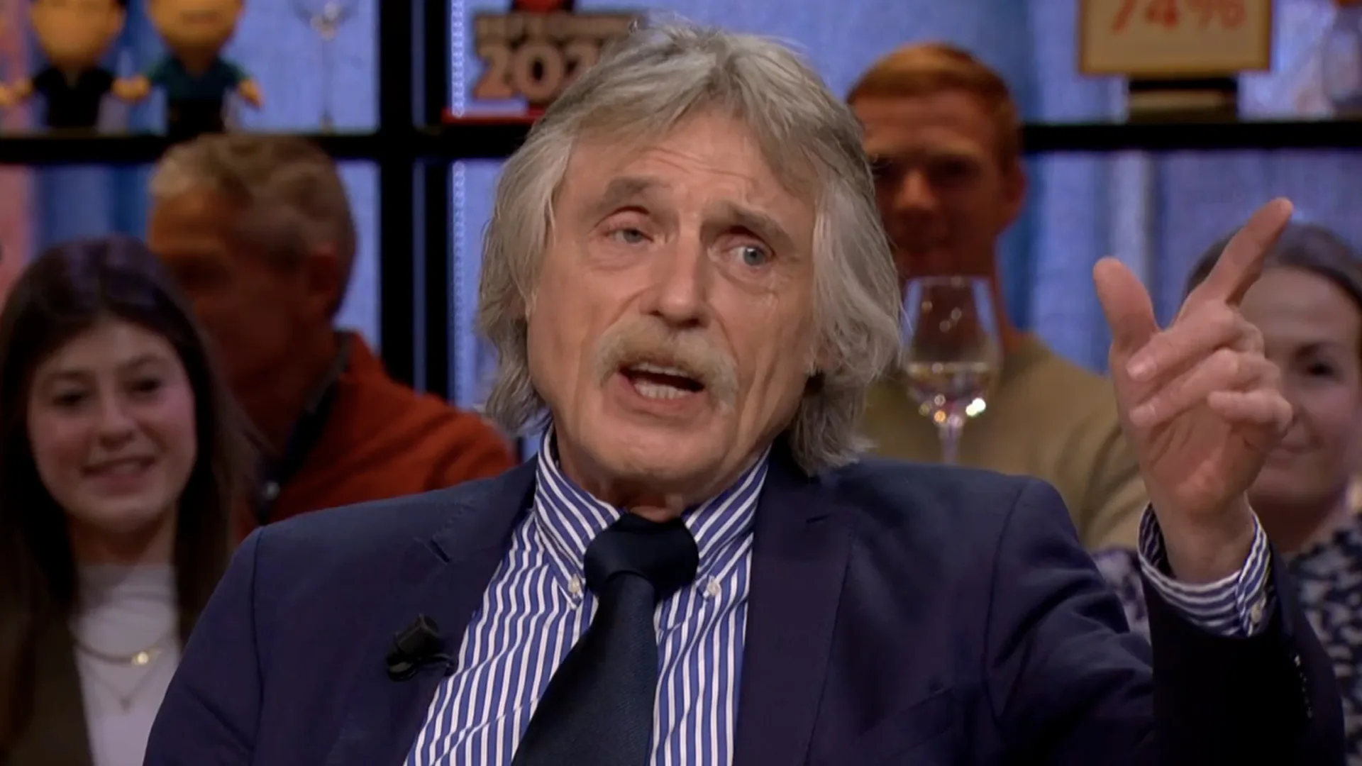 Johan Derksen waarschuwt jongens in het publiek: 'Dan laat ik jullie eruit zetten, hoor!' 