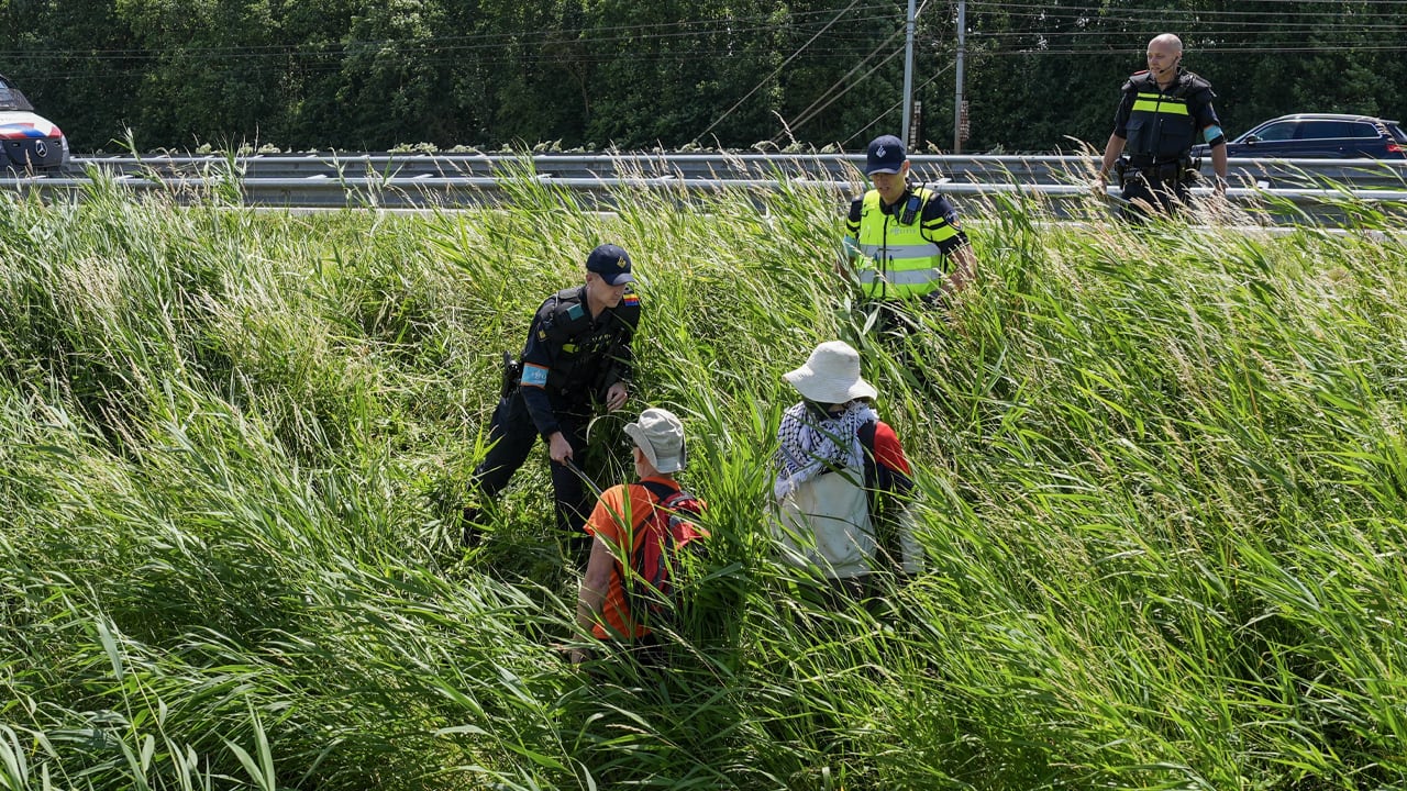 Klimaatactivisten proberen afgezette A44 te blokkeren