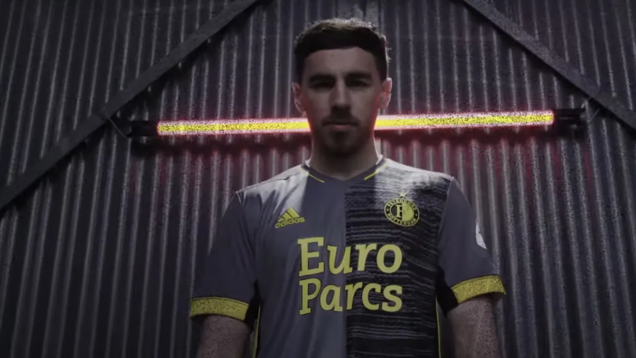 Feyenoord presenteert nieuw uittenue met geel clublogo