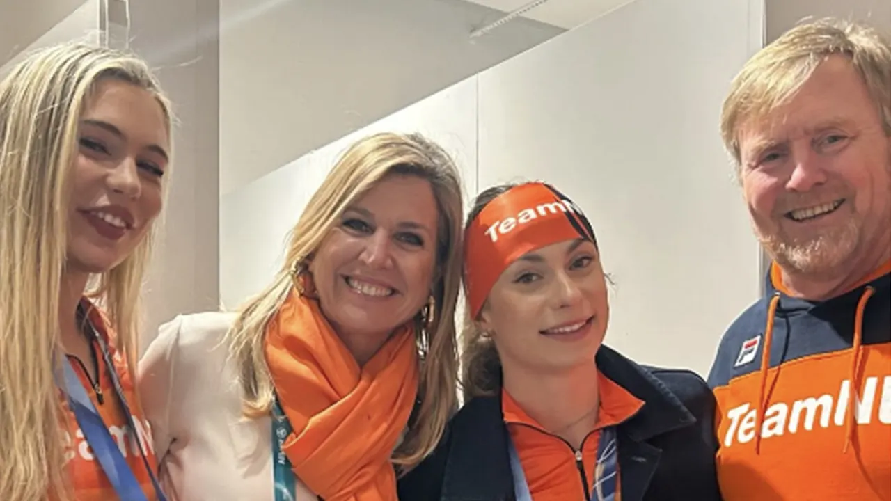 Video: Máxima en Willem-Alexander spreken Jutta Leerdam en Femke Kok vlak voor huldiging