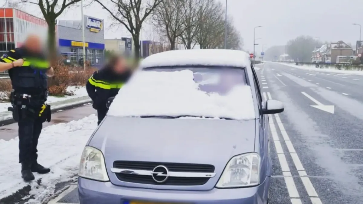 Automobilist met één hoekje sneeuwvrij begrijpt niets van boete: 'Mijn zicht was voldoende'