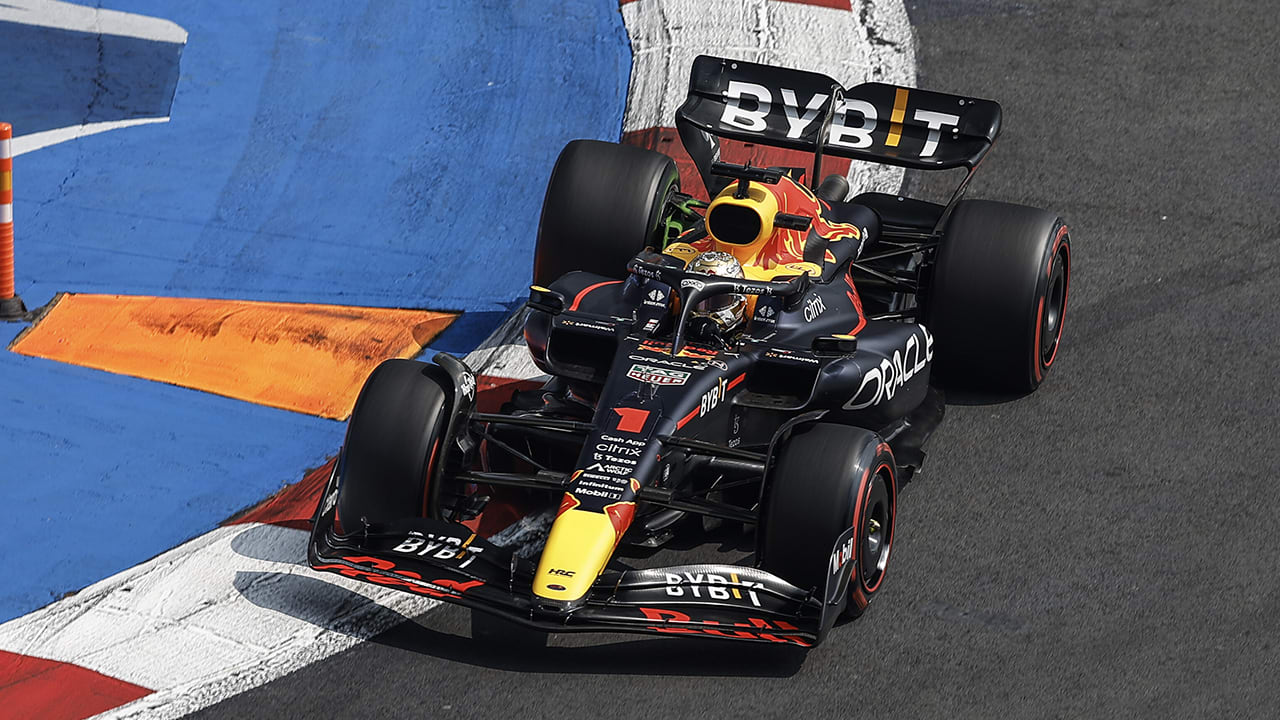 Verstappen verslaat Mercedes-coureurs en pakt poleposition voor GP Mexico