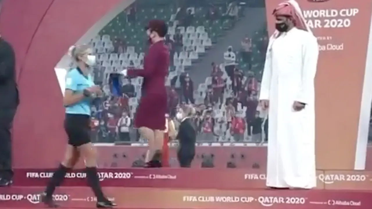 Qatarese Sjeik weigert vrouwelijke arbiter de hand te schudden na Kroatië - Marokko