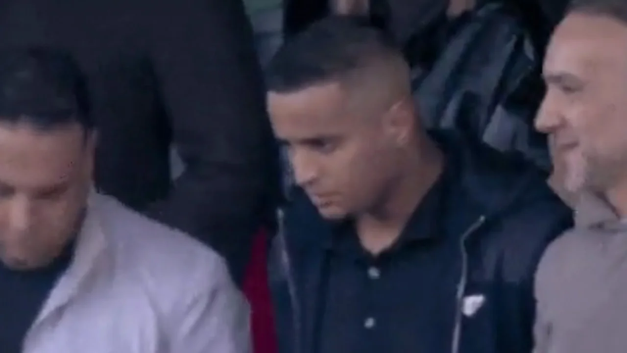 Gespot: Mohamed Ihattaren op de tribune bij Almere City - Ajax