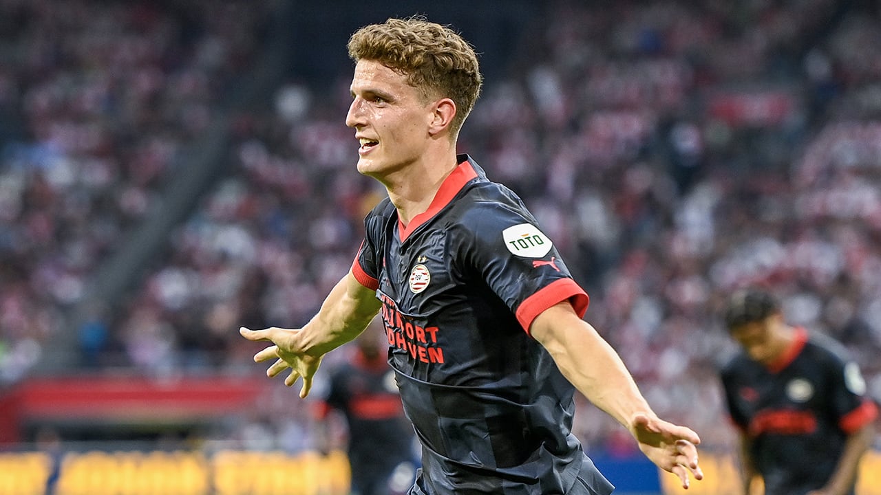 Guus Til bezorgt Van Nistelrooij eerste prijs in knotsgekke Johan Cruijff Schaal