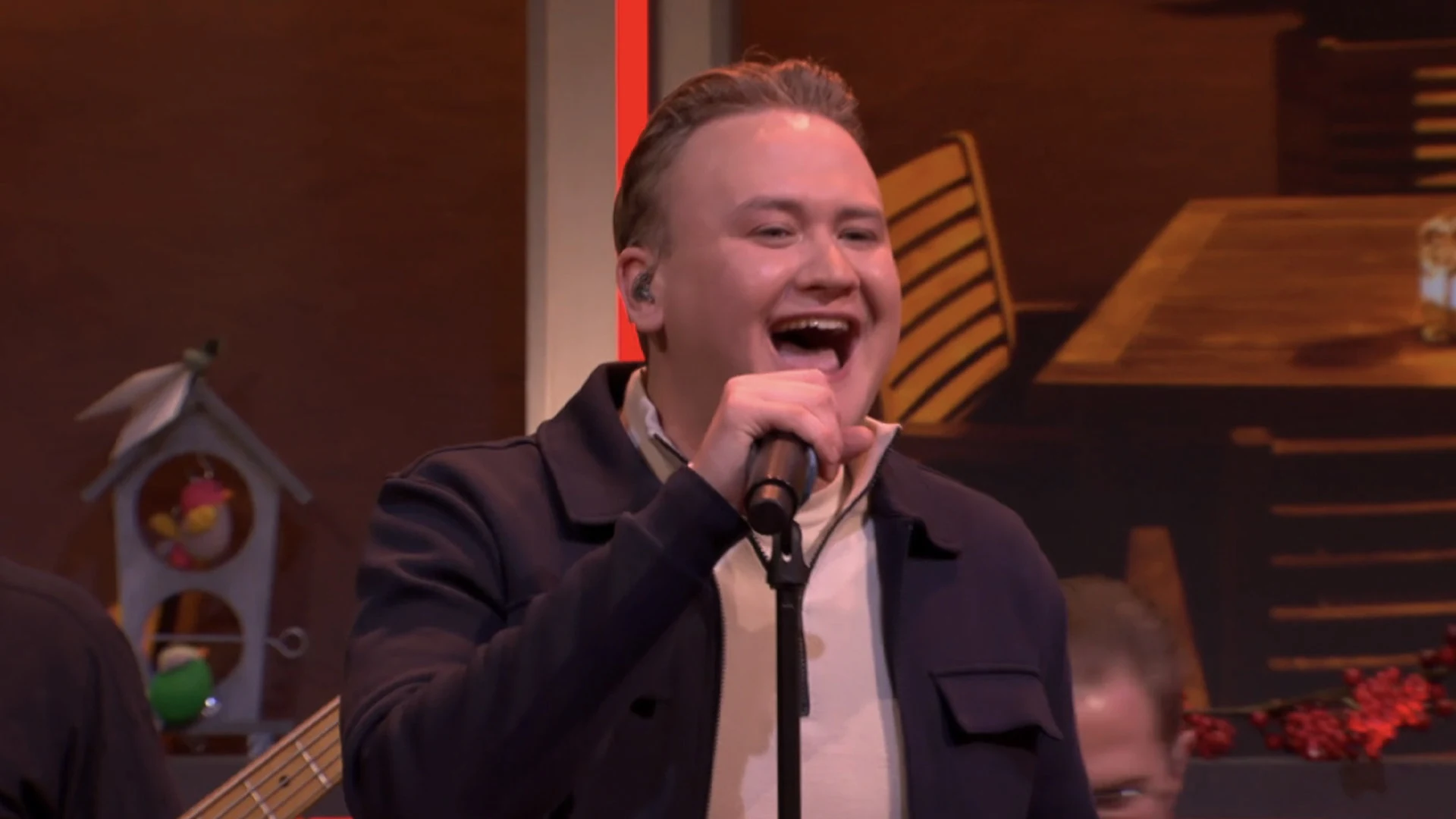 Jesse Prins zorgt voor sfeervolle opening van De Oranjewinter met 'Thuis Hier Op Het Plein'