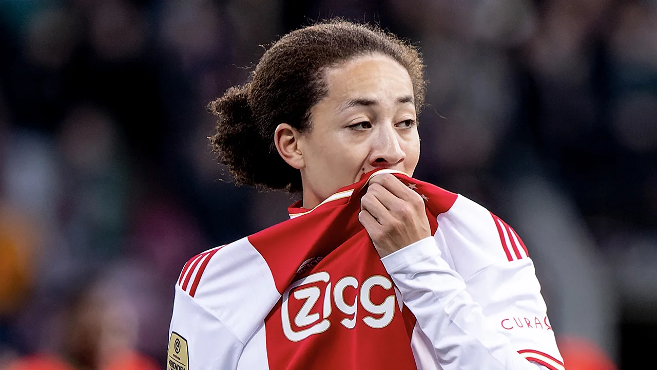 Ajax-talent Fitz-Jim slaat terug naar haatreacties op kapsel: 'Als je een volwassen kerel bent...'