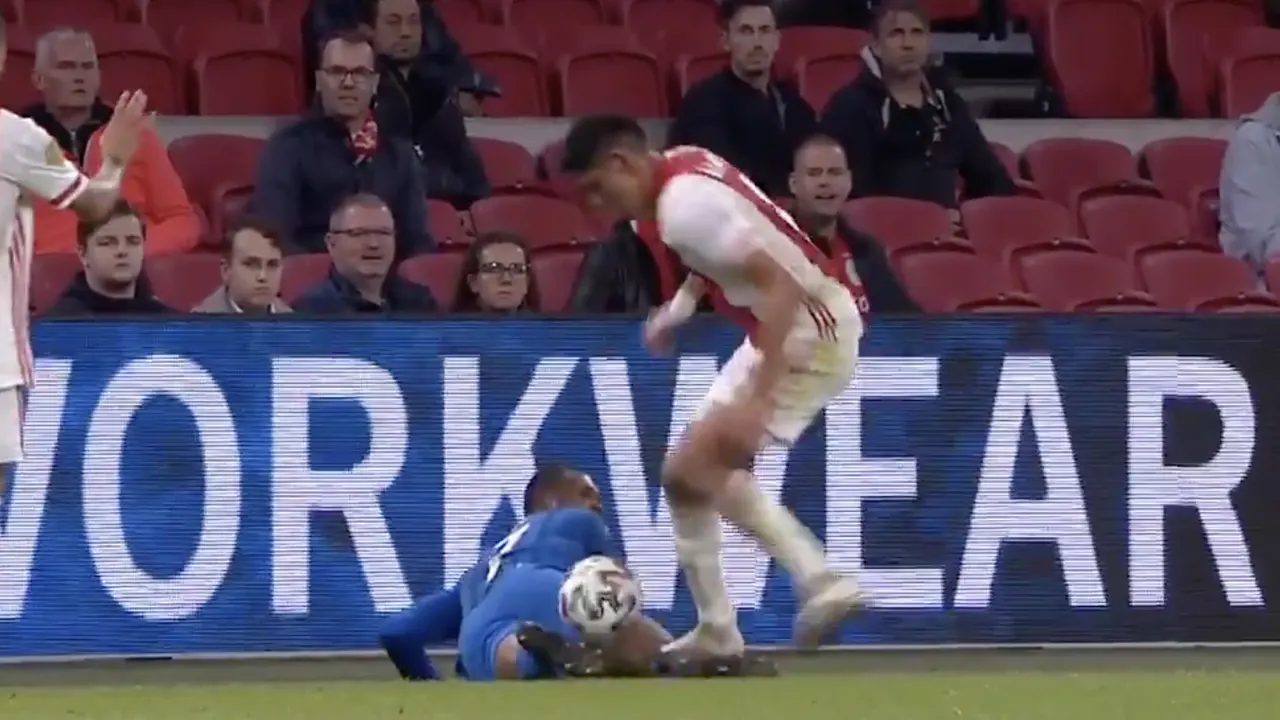 ROOD! Álvarez stapt op enkel Openda en moet veld verlaten