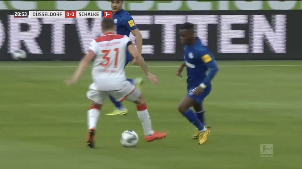 Schalke-aanvaller Matondo poort tegenstander op fraaie wijze