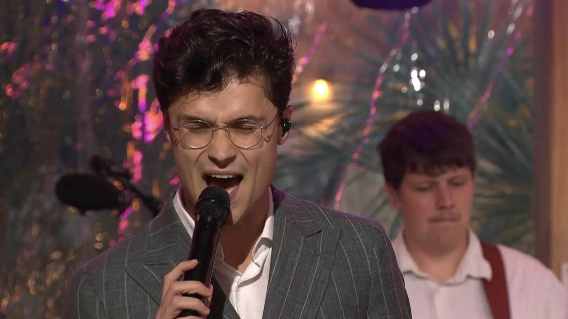  Dennis van Aarssen en The Black Tie Affair openen De Oranjezomer met 'Trippin'