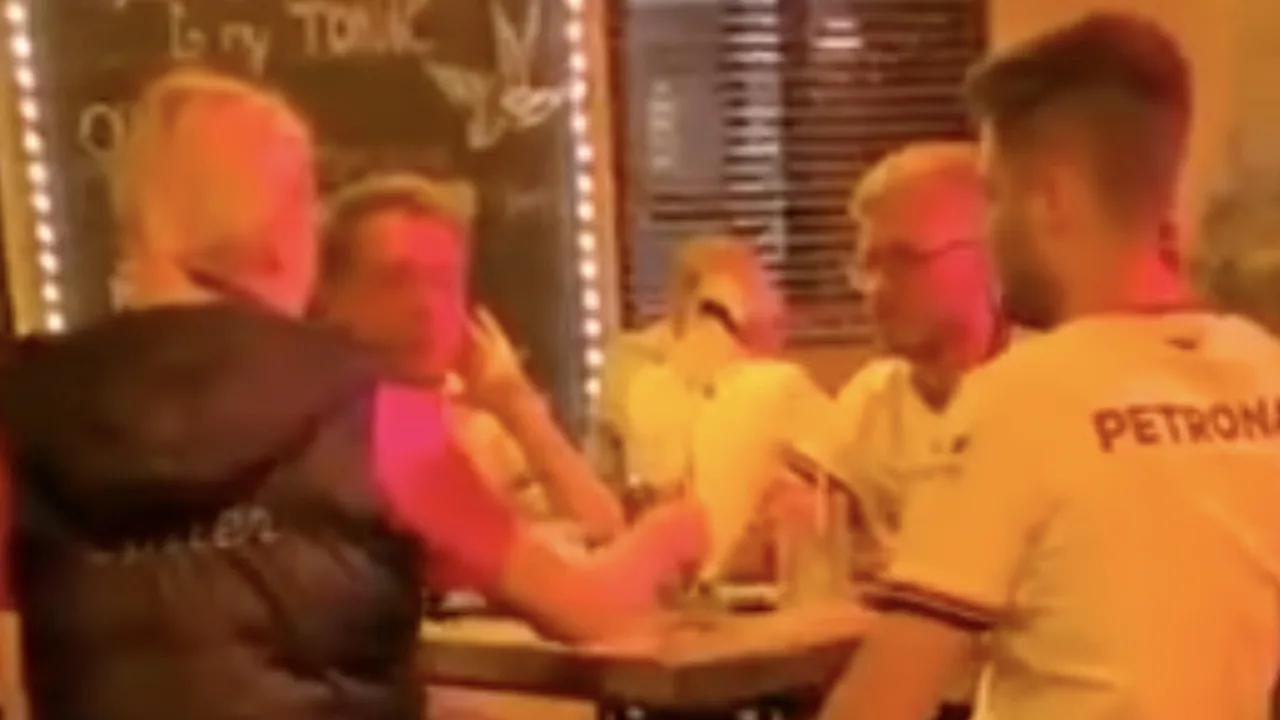 Video: Max Verstappen-fans trakteren Mercedes-fans op Red Bull-drankje