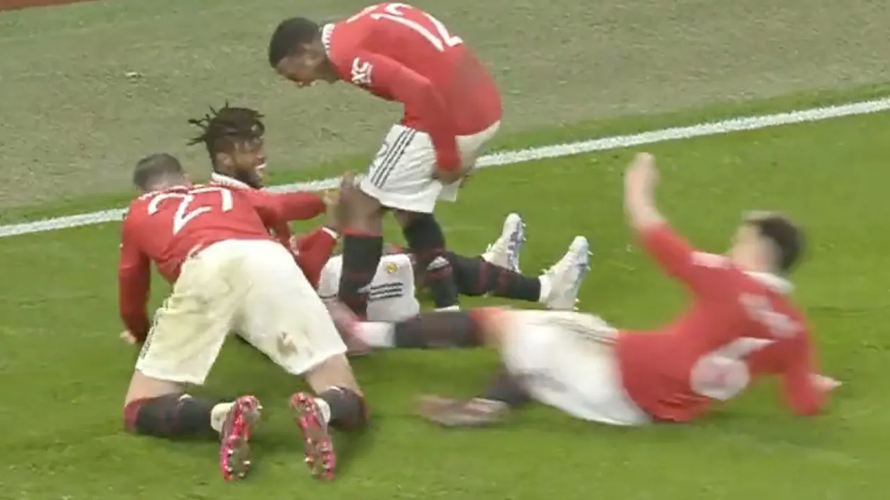 Manchester United-fans genieten van 'juichtackle' Lisandro Martínez: 'Twee benen vooruit!'