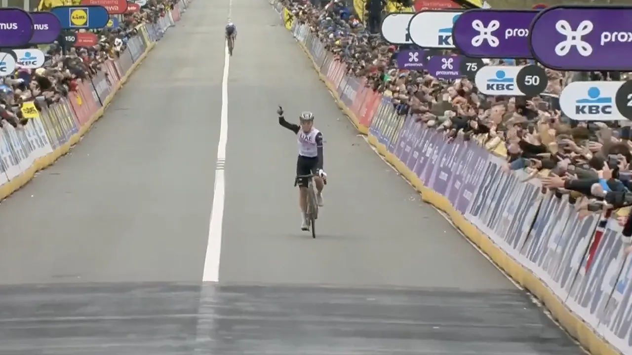 Pogacar houdt Van der Poel van derde zege in Ronde van Vlaanderen