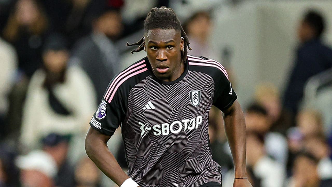 Bassey overtuigt ook niet bij Fulham: 'Snap dat Ajax blij is dat ze hem kwijt zijn’