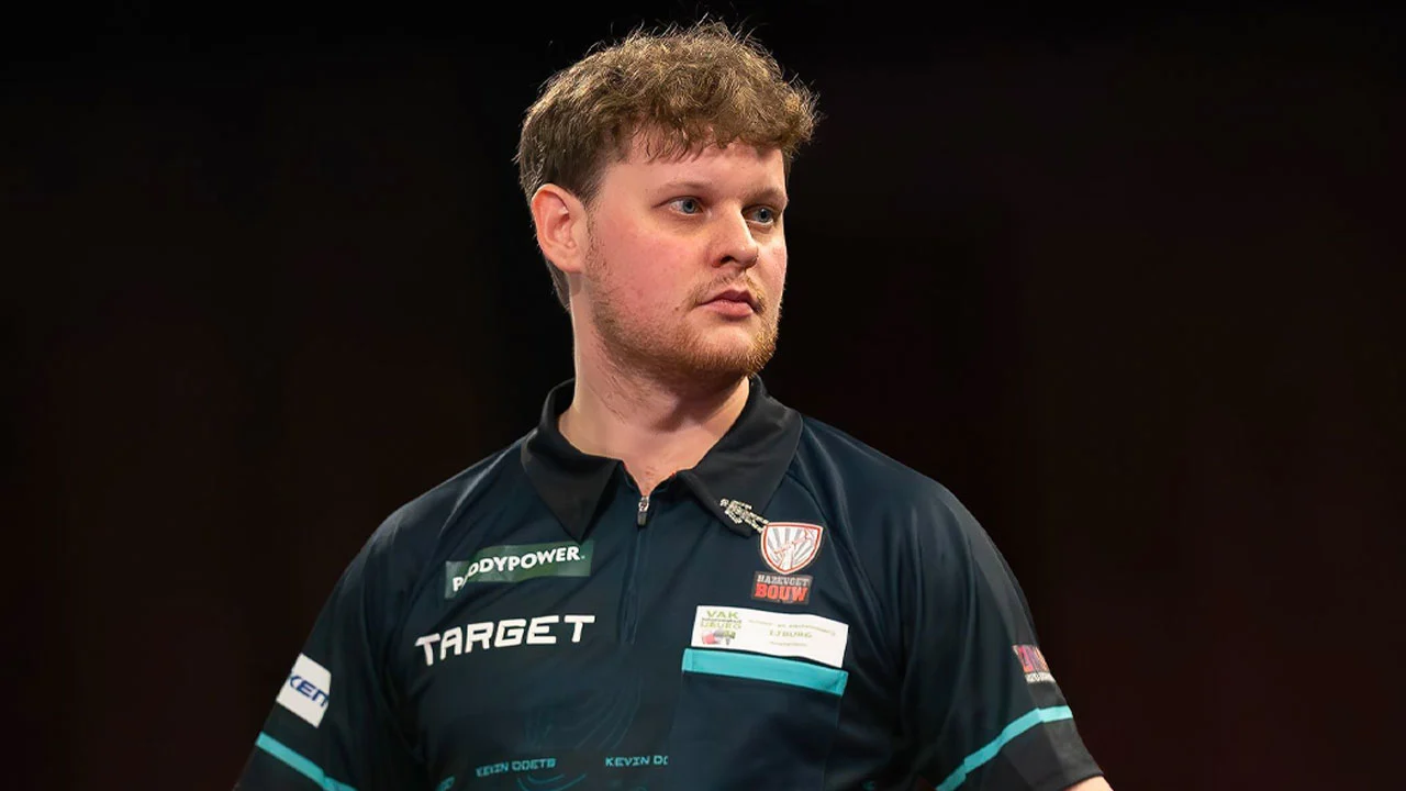 Kevin Doets verspeelt voorsprong en loopt kwartfinale WK darts mis
