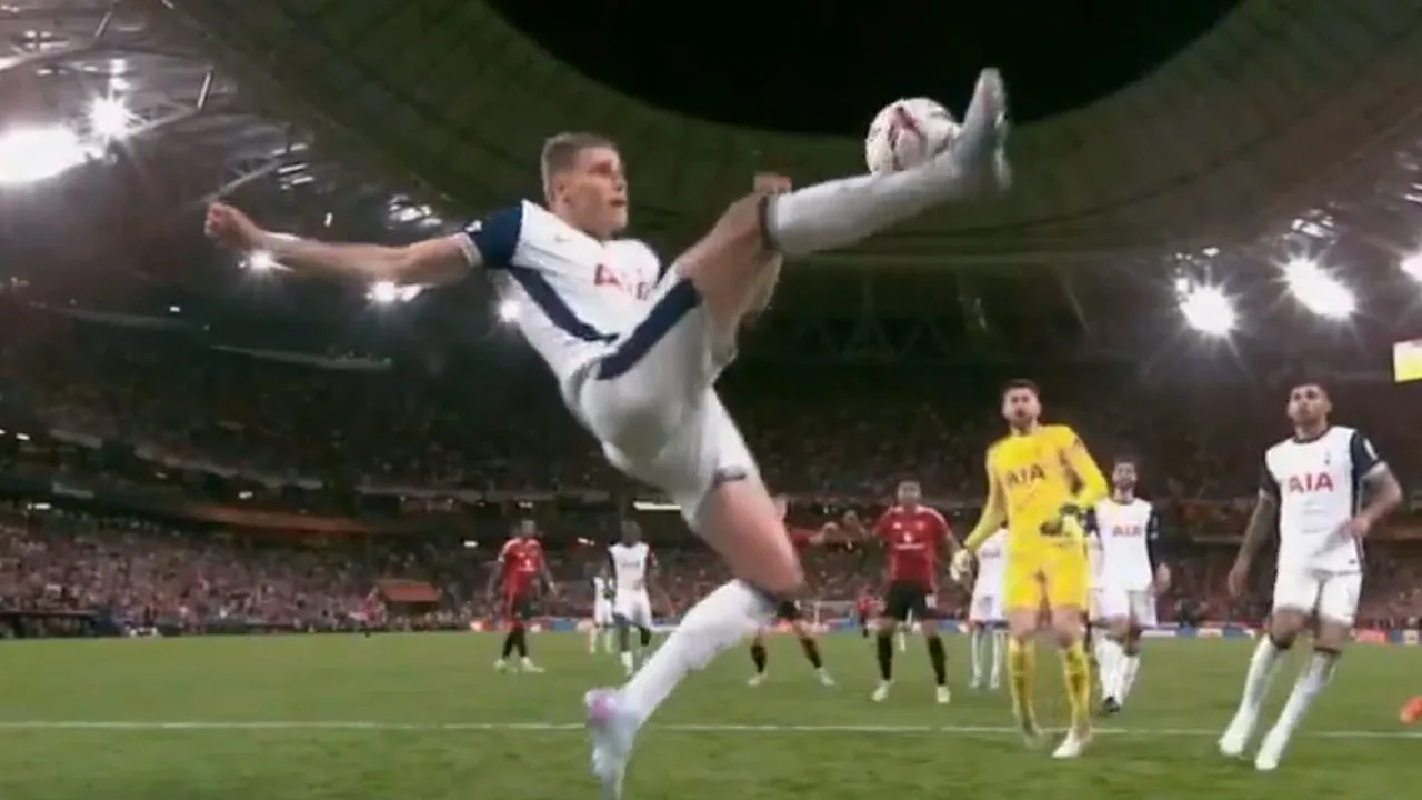 Van de Ven met acrobatische redding goud waard voor Spurs in Europa League-finale