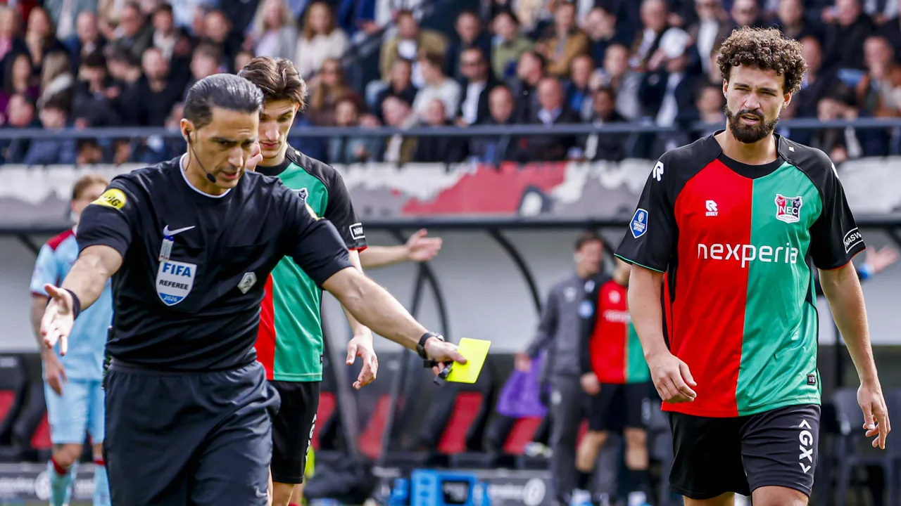 'Natuurlijk moet Serdar Gözübüyük gewoon een rode kaart geven aan Philippe Sandler'