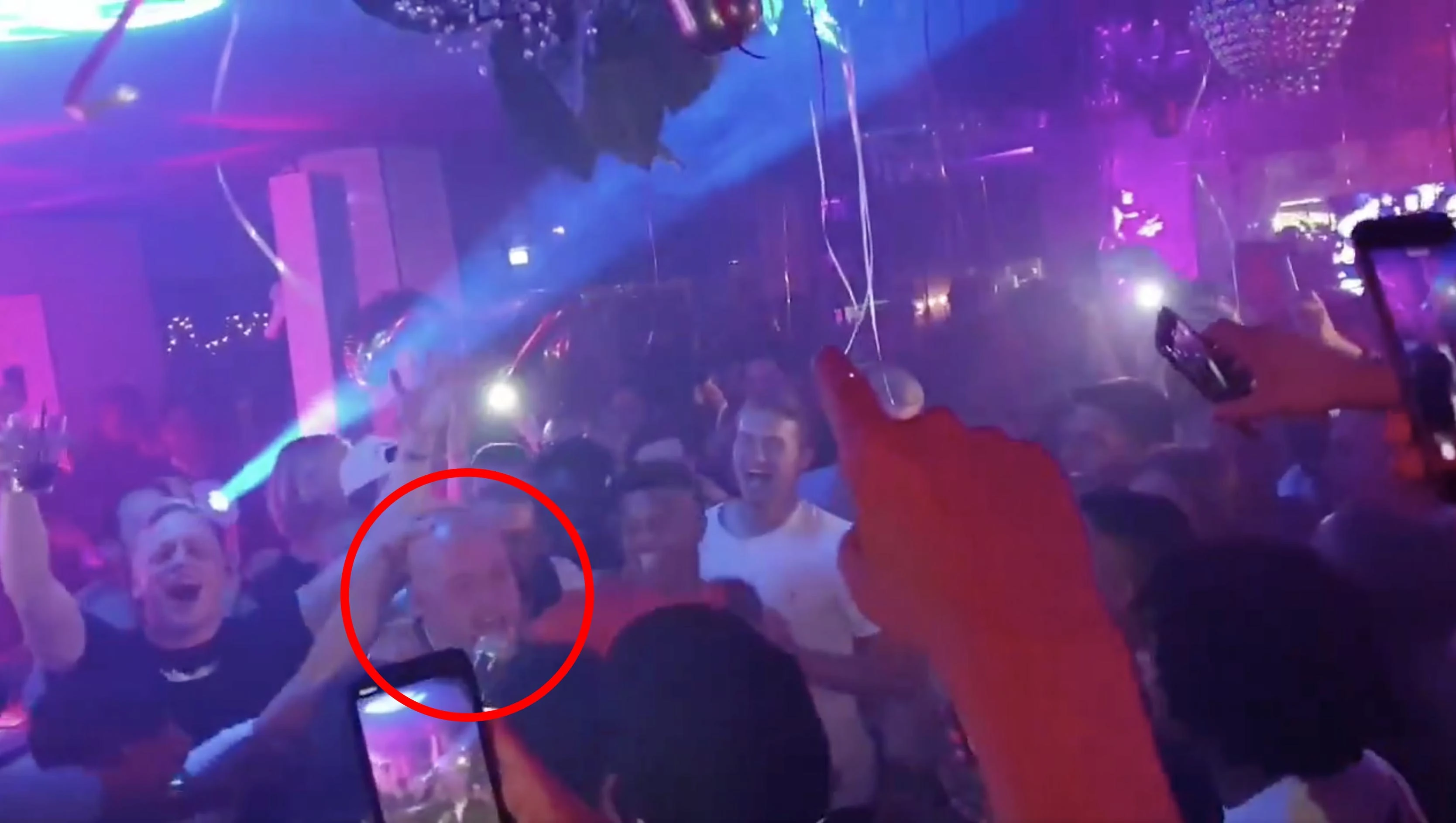 Erik Ten Hag zingt 'Krijg Toch Allemaal De Klere' 