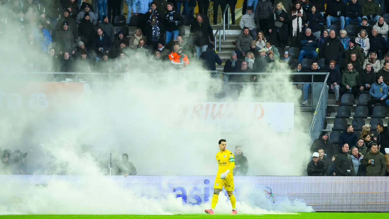 Heracles - Sparta tijdelijk gestaakt na vuurwerk op het veld