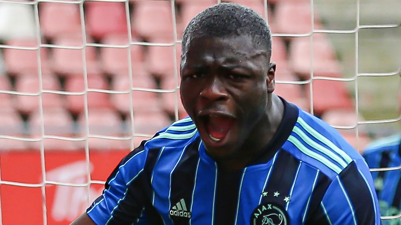 VIDEOGOAL: Brobbey kopt Ajacieden op voorsprong in Eindhoven