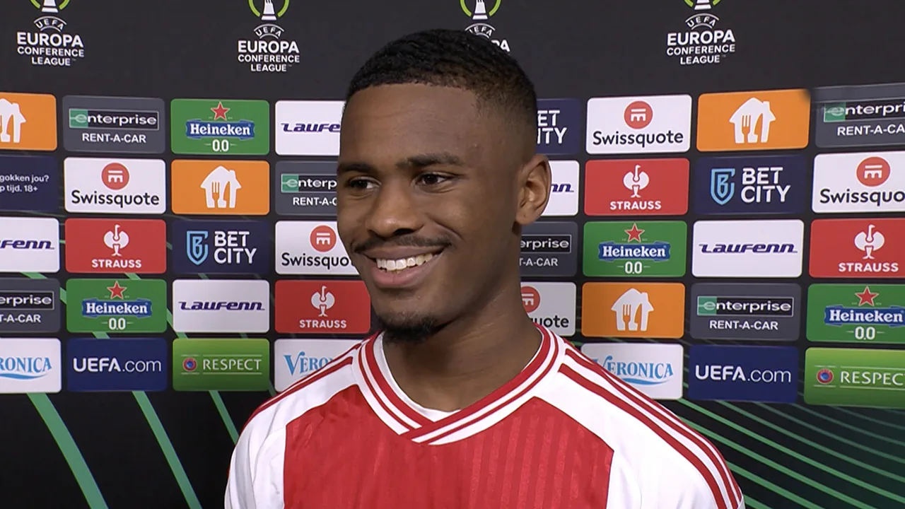 Hato is blij met Kaplan naast zich: 'Aan de bal héél goed en verdedigend sterk'