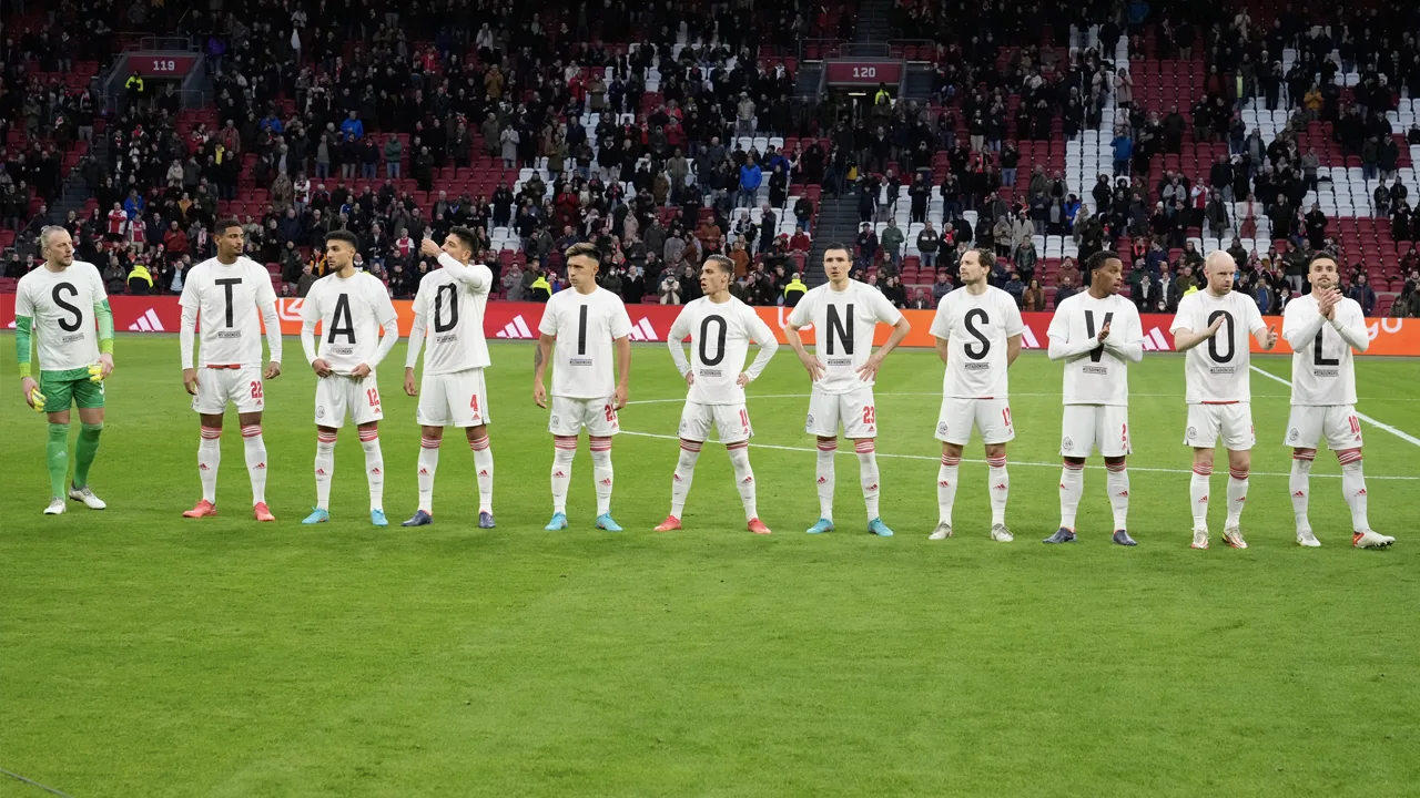 'Voetbalstadions mogen binnenkort weer helemaal vol'