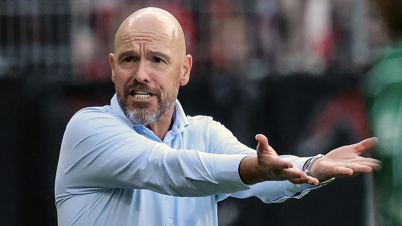 Pijnlijke klap voor Erik ten Hag: Leverkusen geeft 1-3 voorsprong tegen 10 man weg