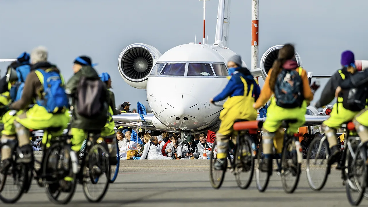 Klimaatactivisten van Extinction Rebellion en Greenpeace blokkeren privéjets op Schiphol