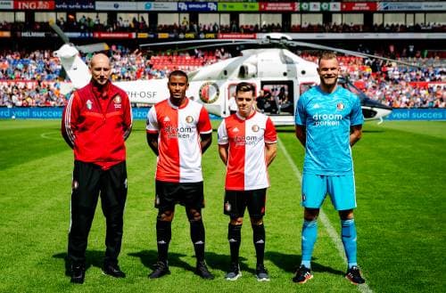 Stam landt met drie nieuwelingen in De Kuip