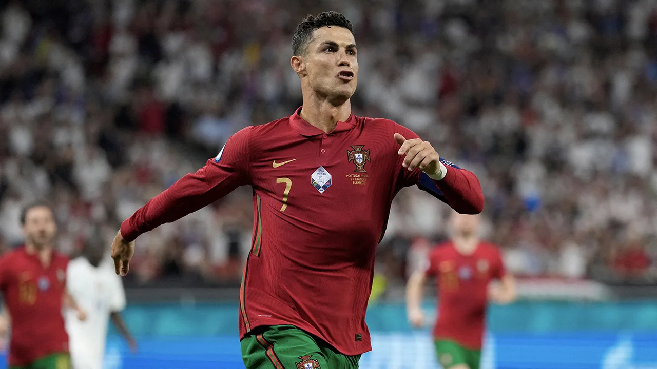 ZIEN: Ronaldo bekogeld met flesje Coca-Cola na belangrijk doelpunt
