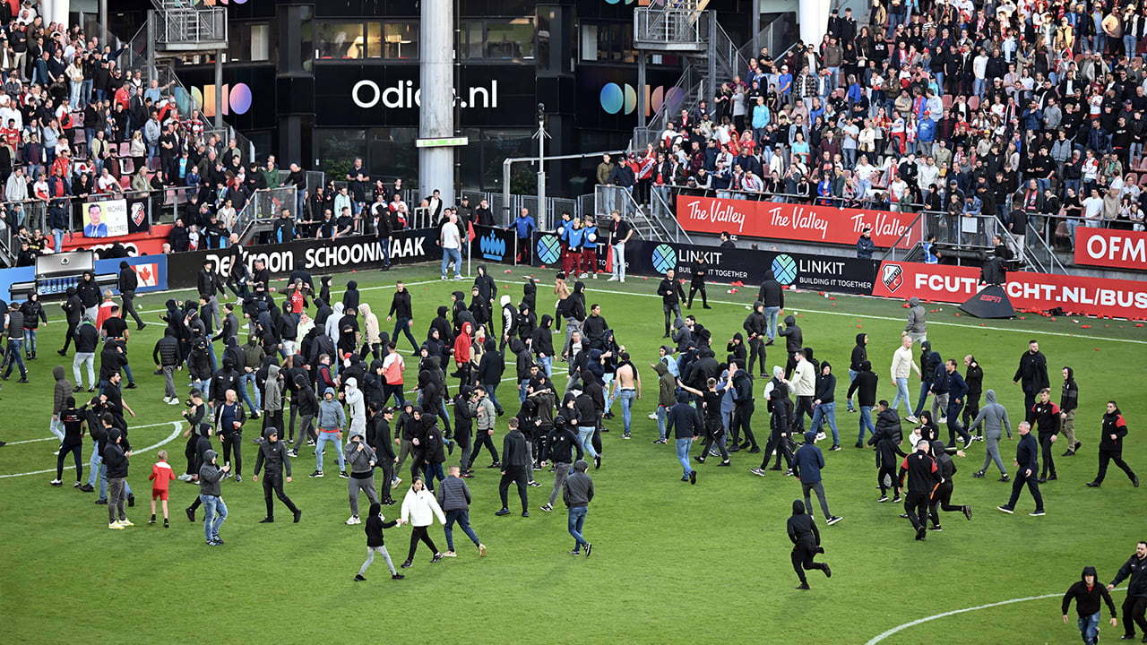 Video: relschoppers van FC Utrecht bestormen het veld na verlies tegen Go Ahead Eagles