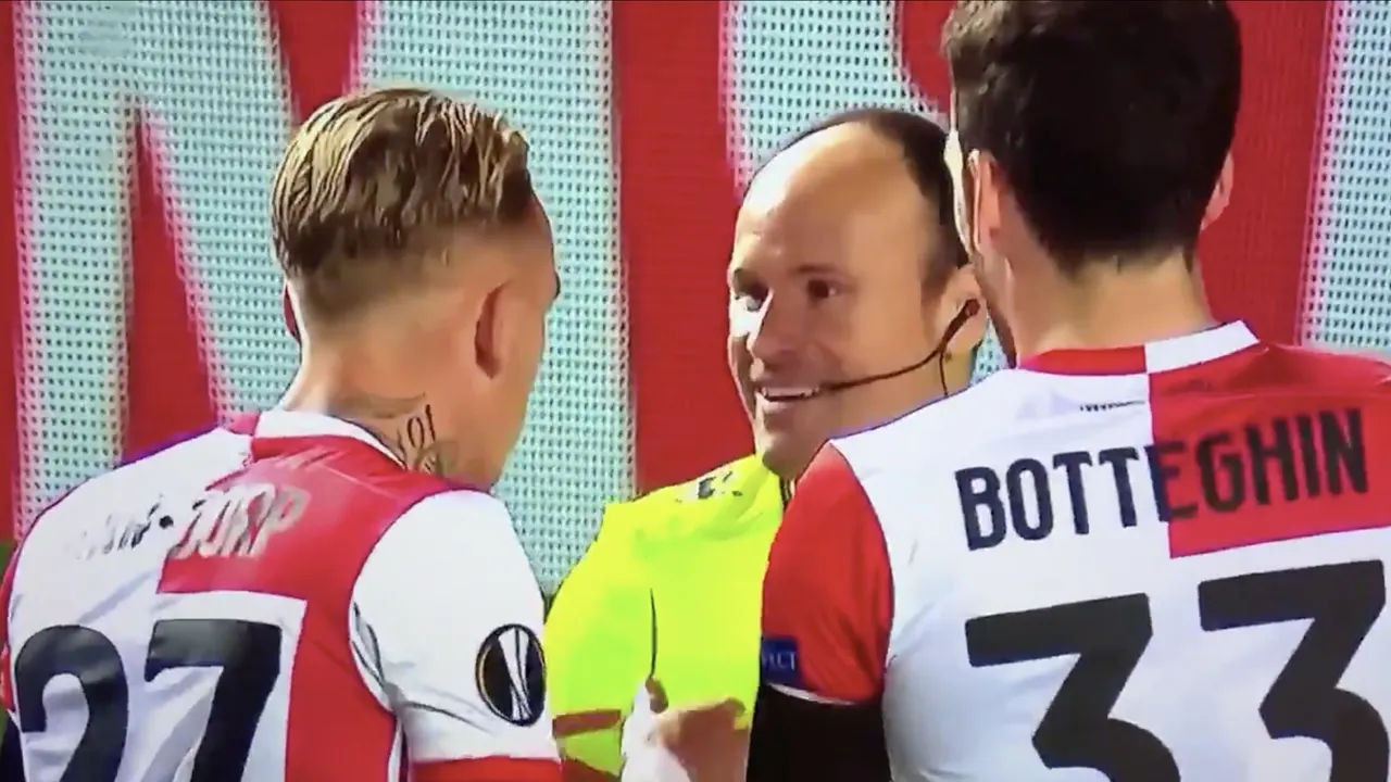 Karsdorp vraagt om VAR, scheidsrechter lacht Feyenoorder uit