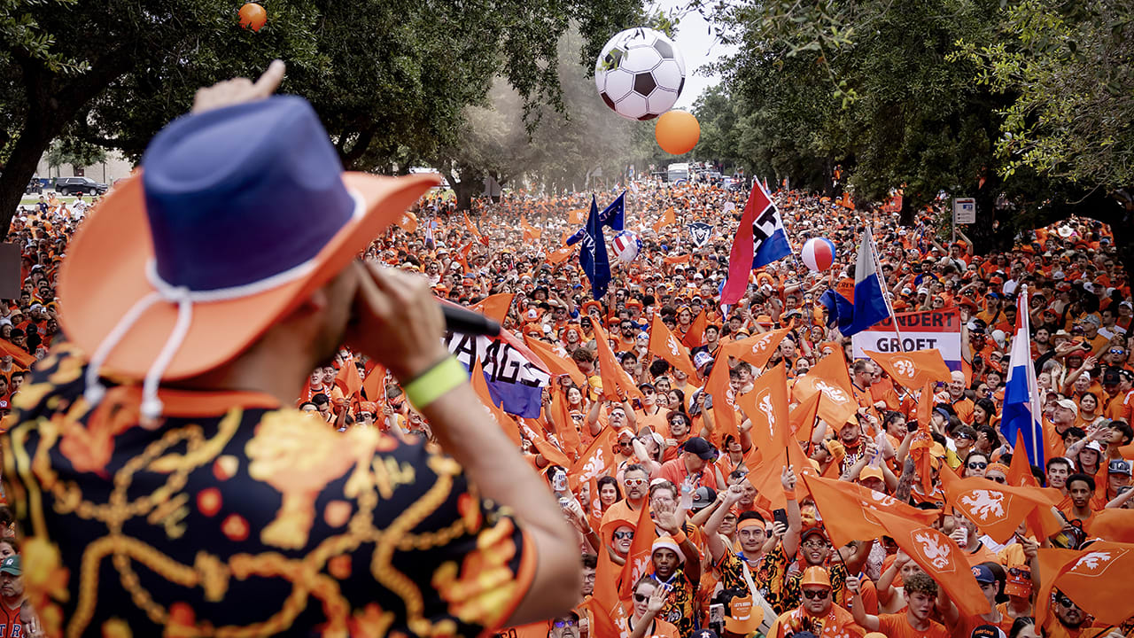 Hitte houdt Oranjefans niet tegen: duizenden supporters lopen mars in Houston
