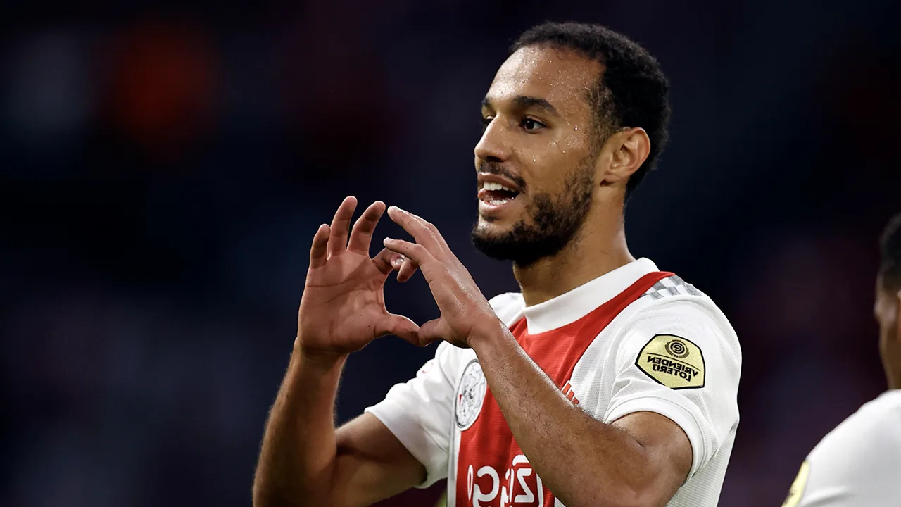 'Premier League-club met Raiola in gesprek over transfervrije overgang Mazraoui'