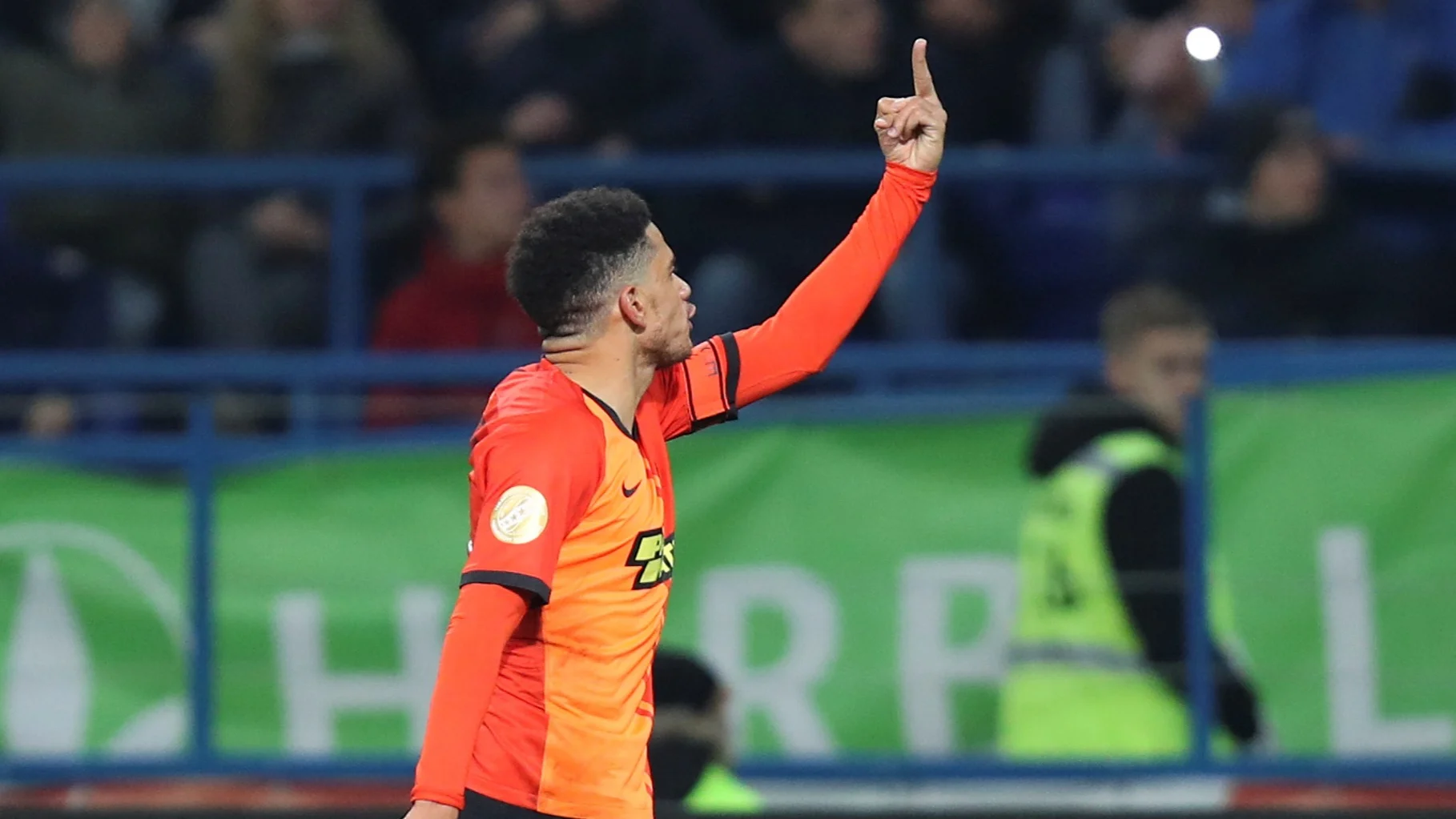 Woedende Taison reageert op racisme en krijgt rood