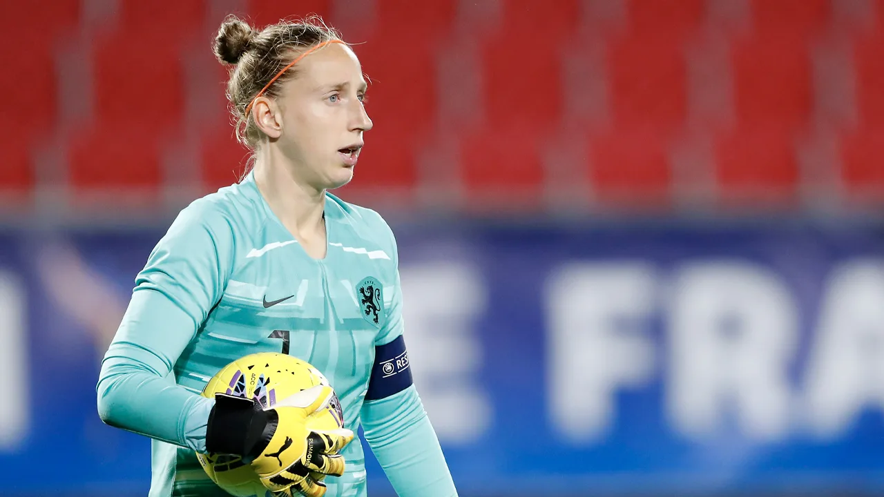 Sari van Veenendaal maakt opvallende overstap naar PSV-vrouwen