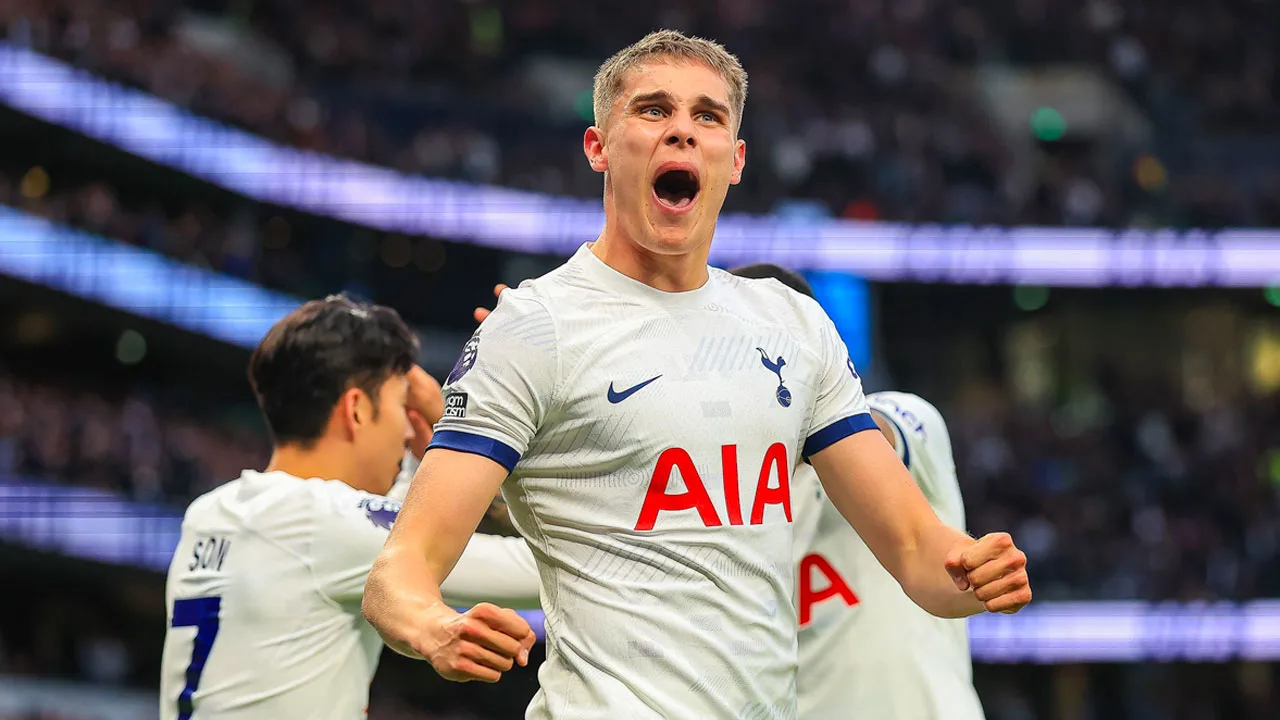 Van de Ven uitgeroepen tot speler van het jaar bij Tottenham Hotspur