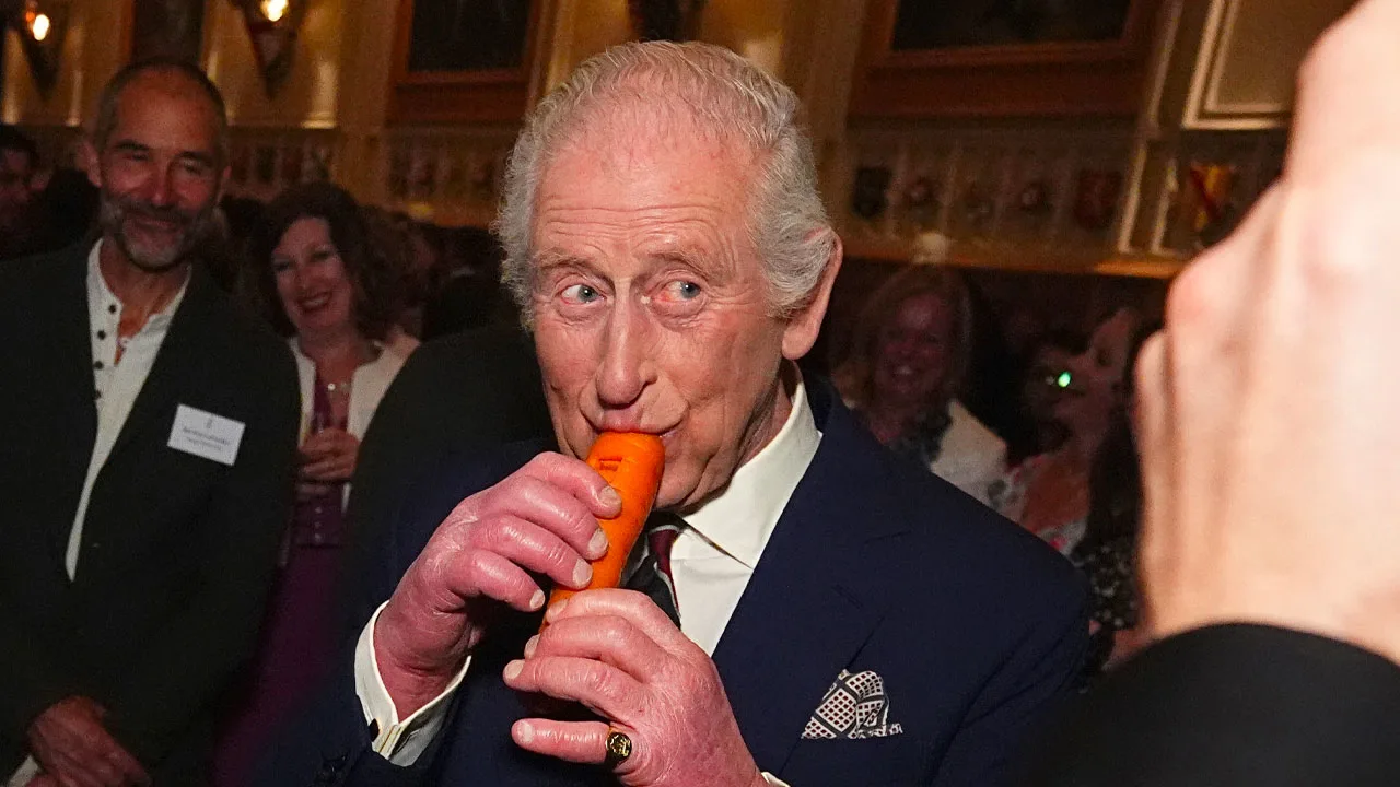 Koning Charles speelt Twinkel Twinkel Kleine Ster op een wortel