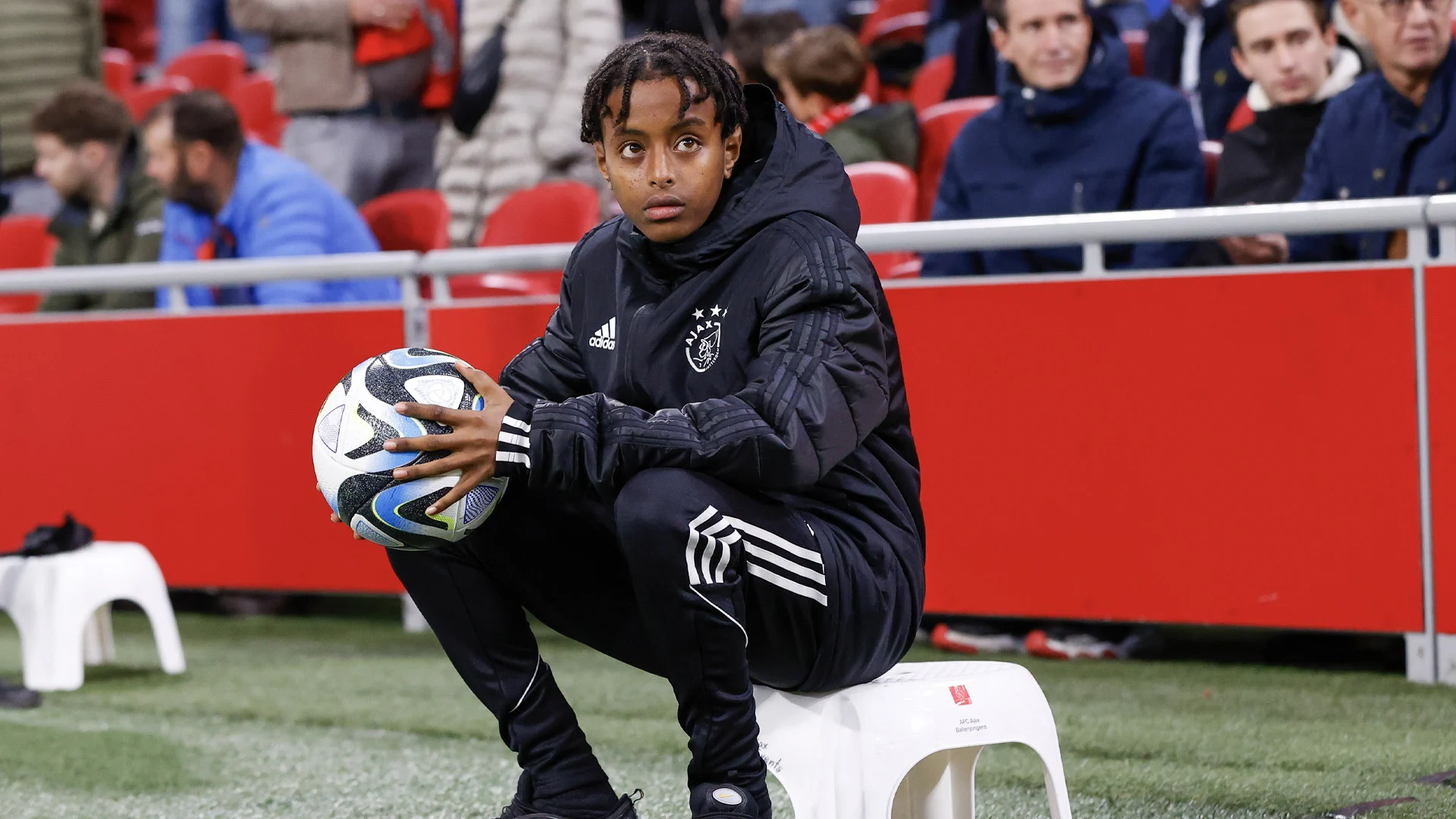 Opvallende wijziging: ballenjongens en -meisjes mogen wedstrijdbal niet meer aan spelers geven