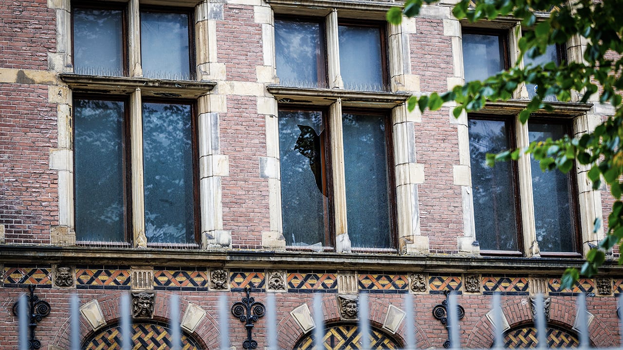 Ook monumentale Binnenhof beschadigd door rellen in Den Haag