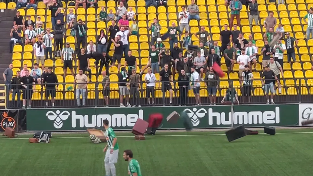  Video: voetbalsupporters eisen ontslag van trainer en smijten koffers op het veld