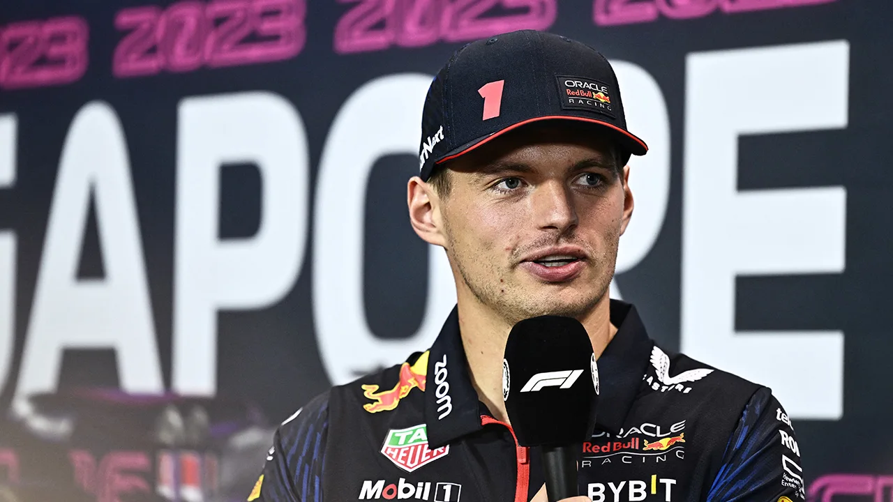 Max Verstappen reageert op constante commentaar van Toto Wolff: 'Gelukkig werkt hij niet bij ons'