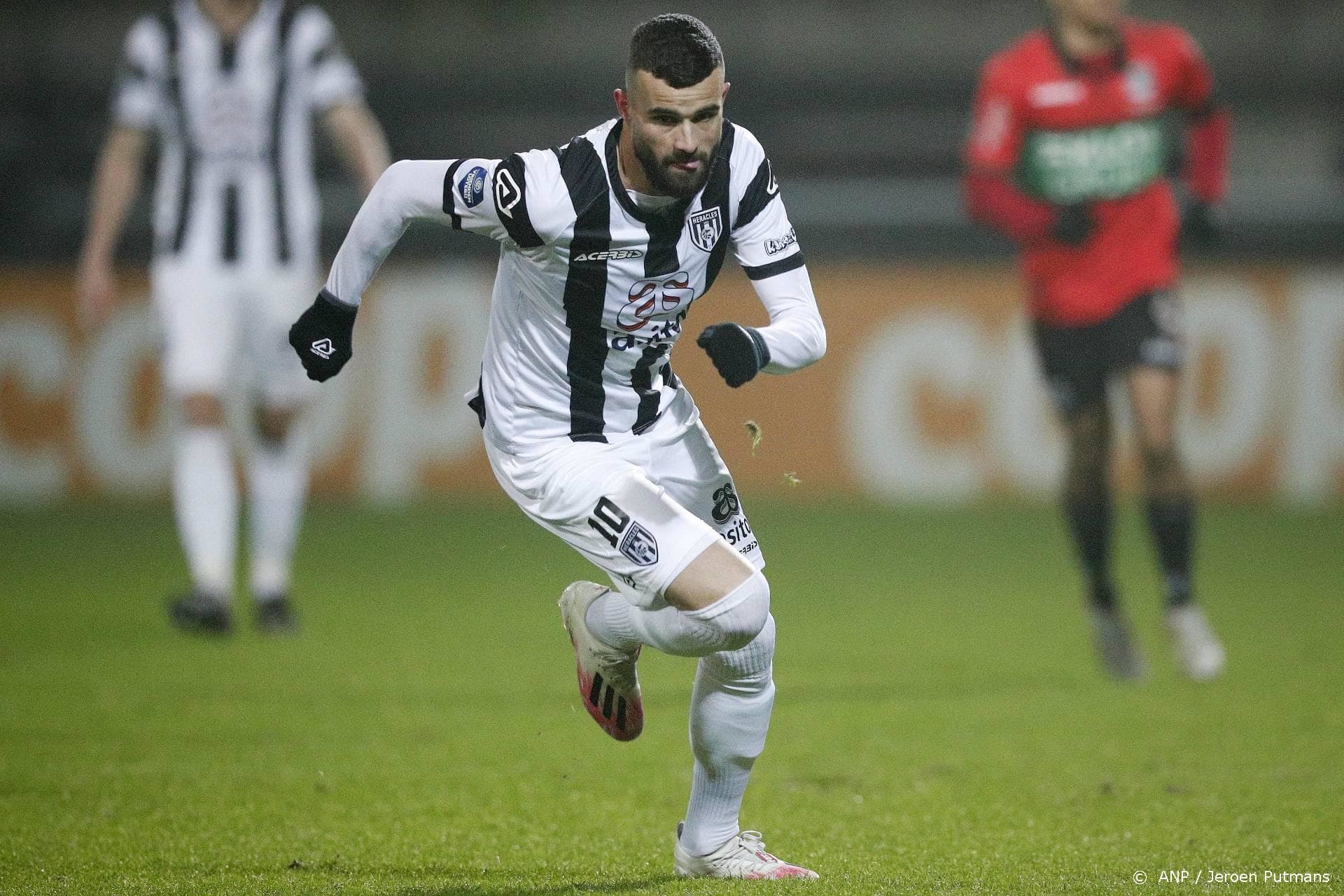 Heracles in gesprek met boze supporters over terugkeer Vloet